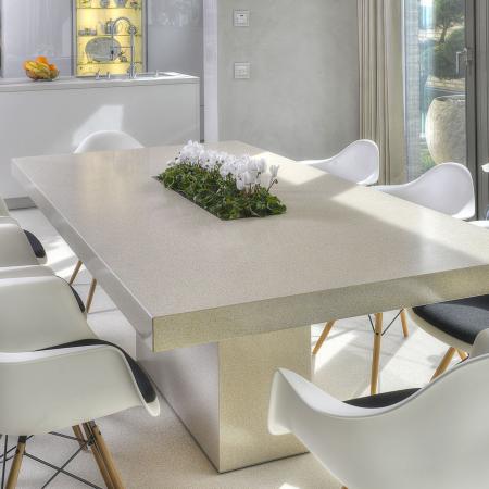 Tisch aus Pavinodis® flex Terrazzo